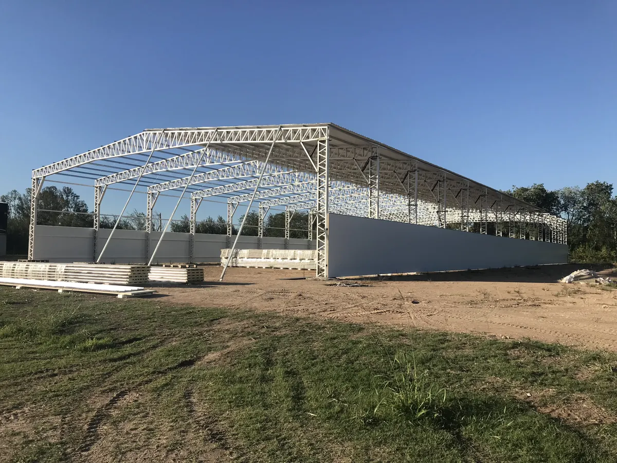 Galpón con panel sandwich PanelYA — obra de nave industrial, exterior terminado