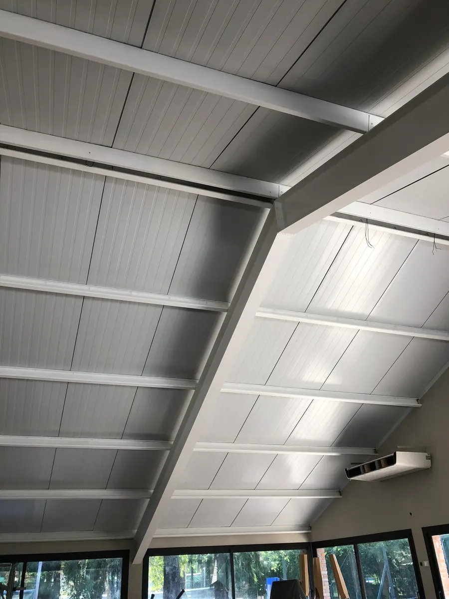 Interior galpón terminado con panel muro PanelYA — revestimiento sandwich para naves industriales Argentina