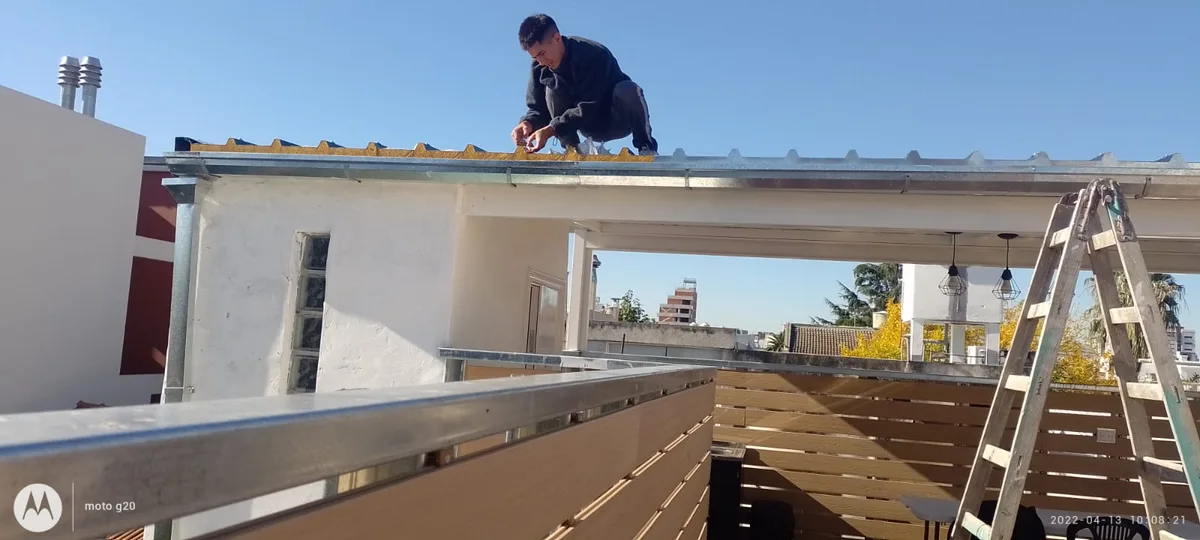 Vivienda con techo de panel sandwich — Obra Valenzuela