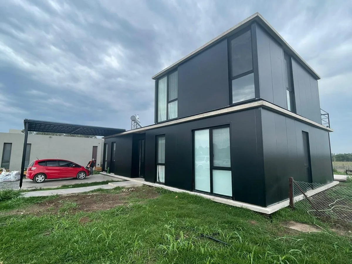 Panel sandwich instalado en vivienda — noviembre 2025