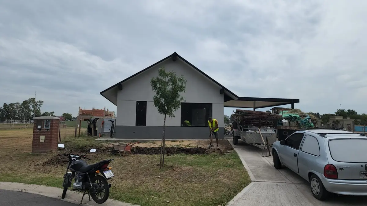 Casa X2 — obra terminada con panel sandwich